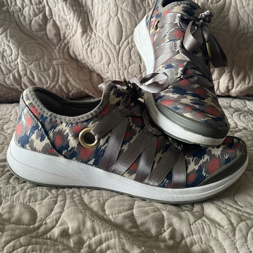 Bzees Inspire Slip On Sneakers Camo Animal Print Ribbon Accent 7M EUC - Picture 3 of 5